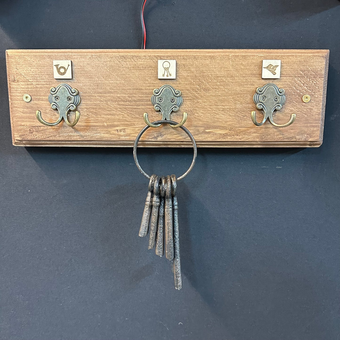 Étagère en bois avec compartiment secret