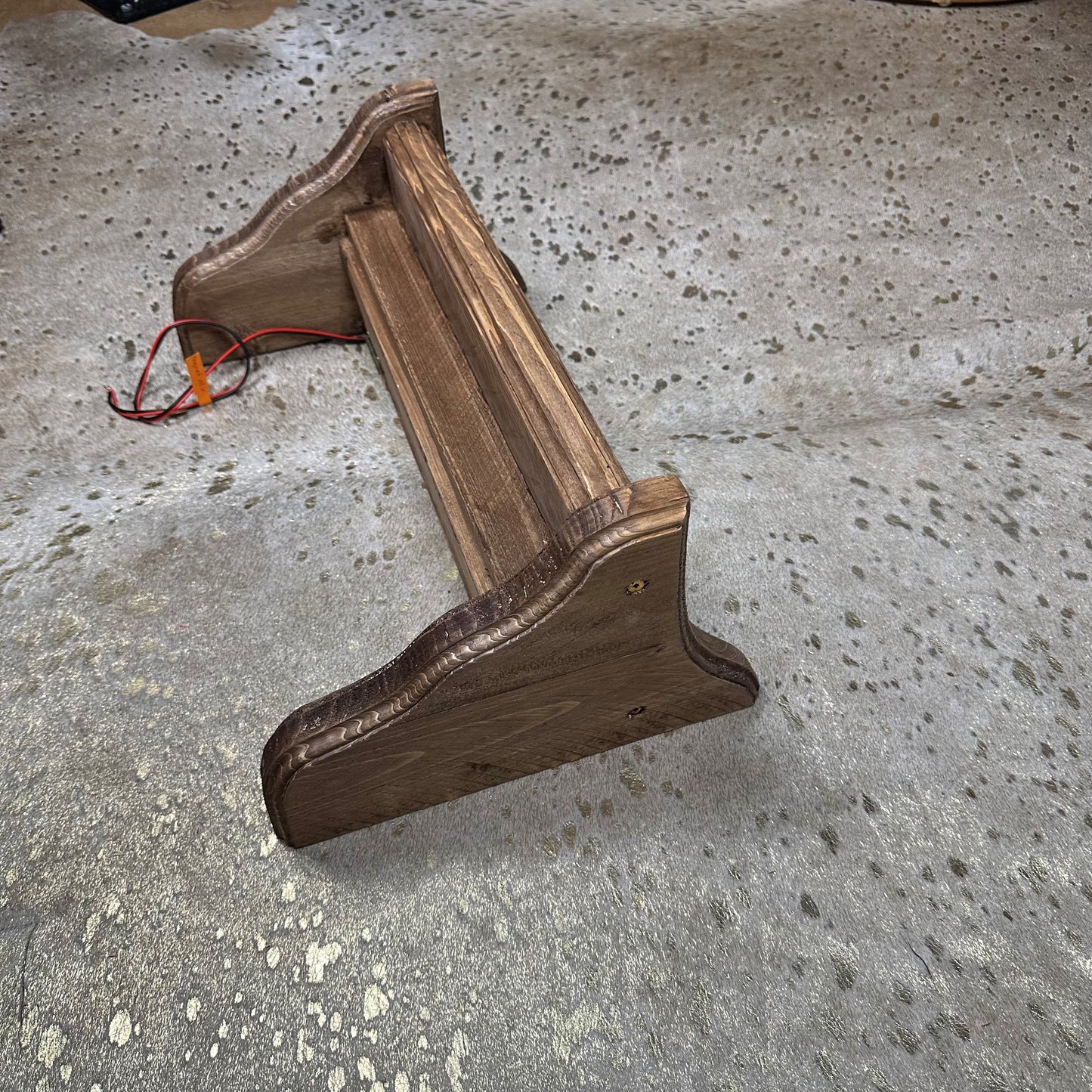 Étagère en bois avec compartiment secret