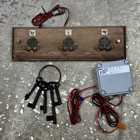 Regal mit Geheimfach und Hakenleiste – Escape Room Rätselmodul