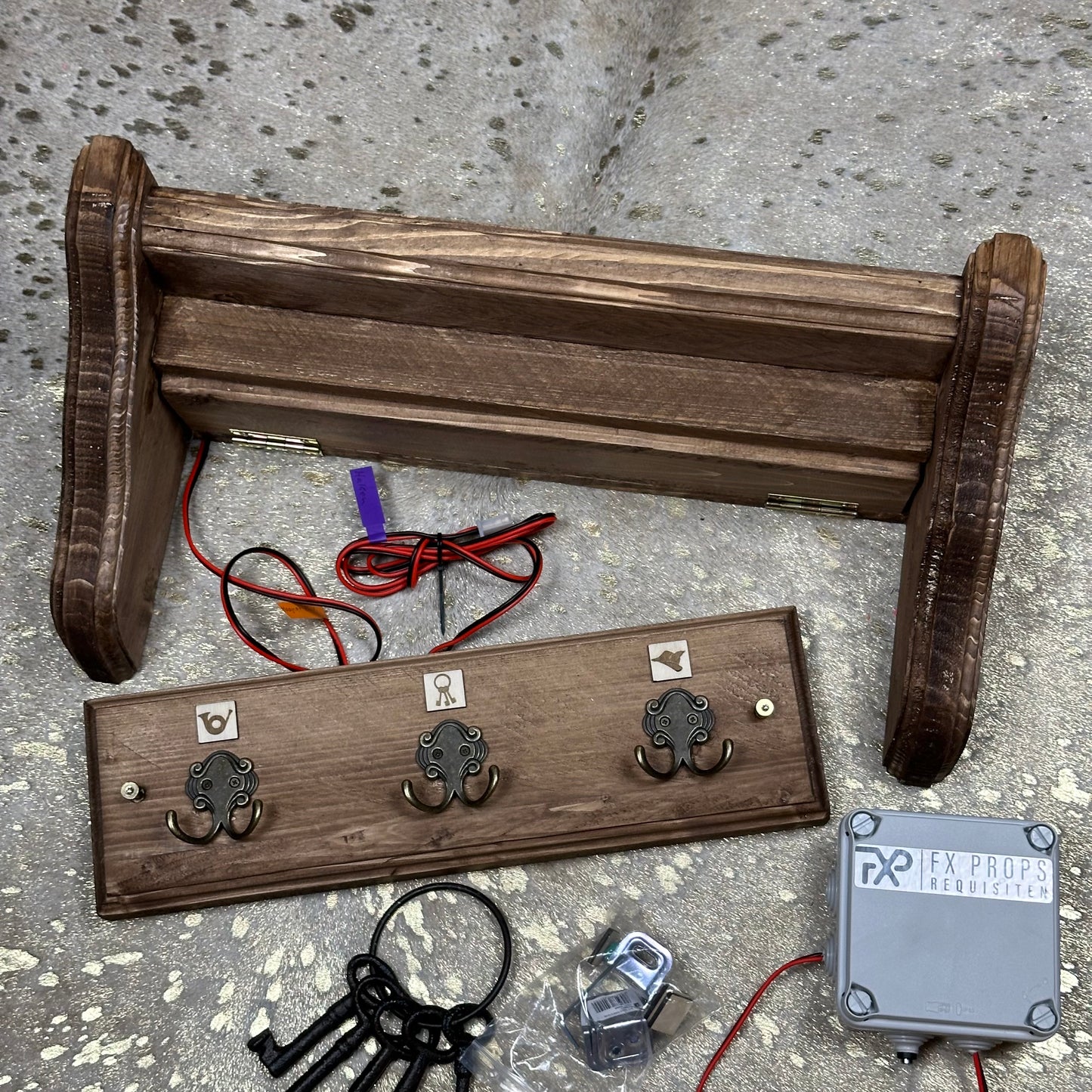 Regal mit Geheimfach und Hakenleiste – Escape Room Rätselmodul