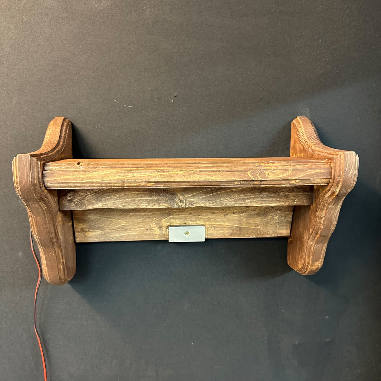 Étagère en bois avec compartiment secret