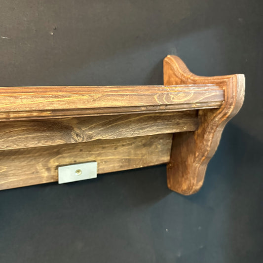 Étagère en bois avec compartiment secret