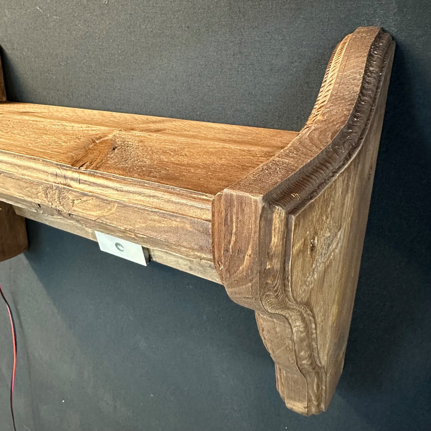 Étagère en bois avec compartiment secret