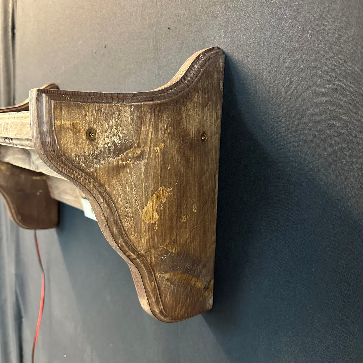 Étagère en bois avec compartiment secret