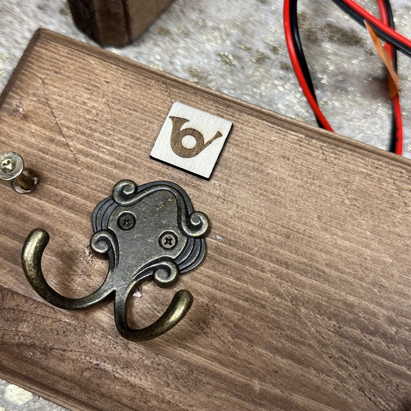 Étagère en bois avec compartiment secret