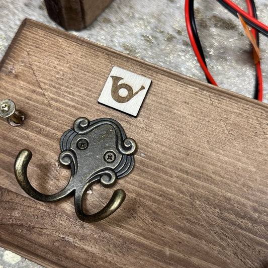 Étagère en bois avec compartiment secret