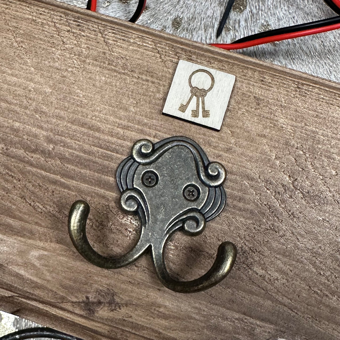 Étagère en bois avec compartiment secret