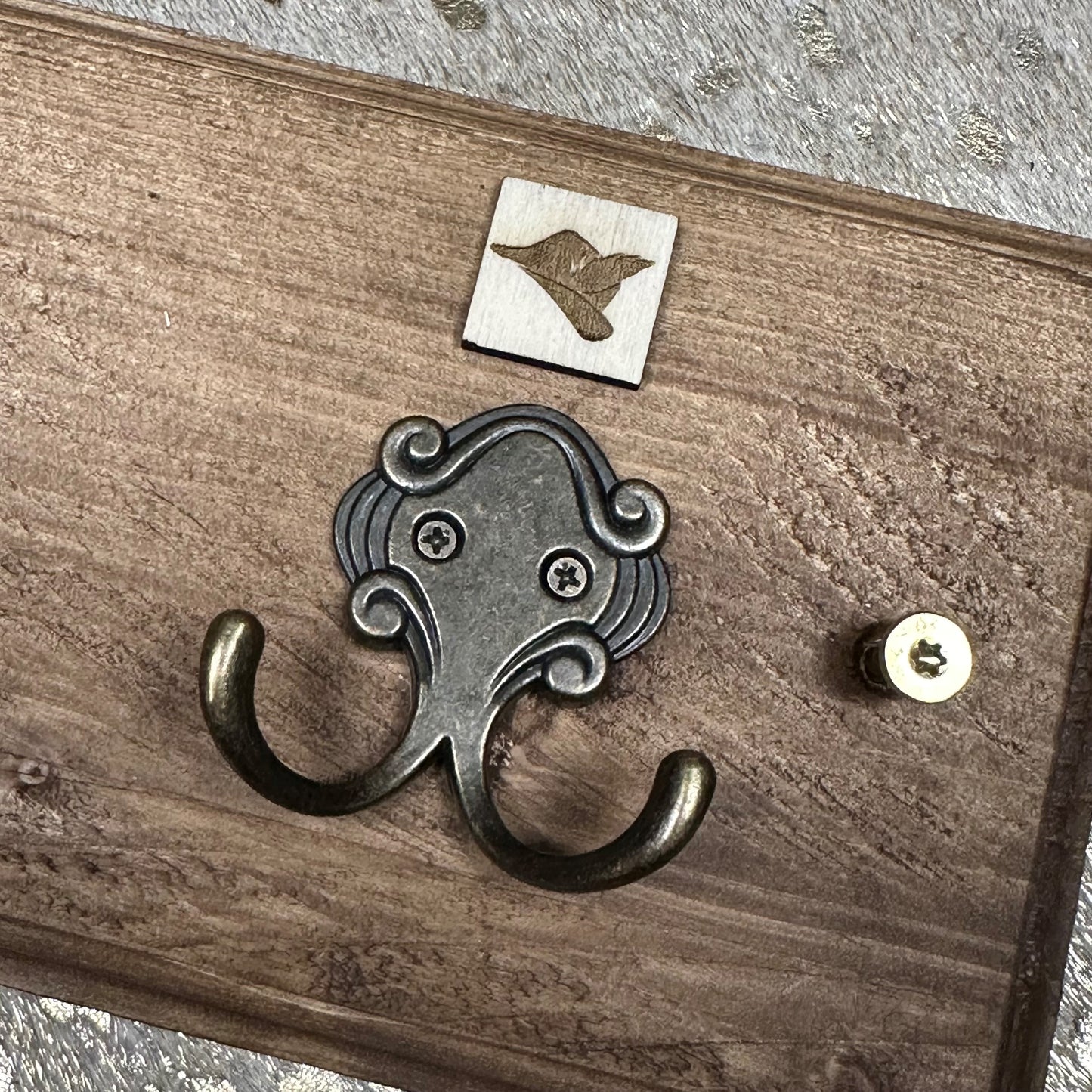 Étagère en bois avec compartiment secret