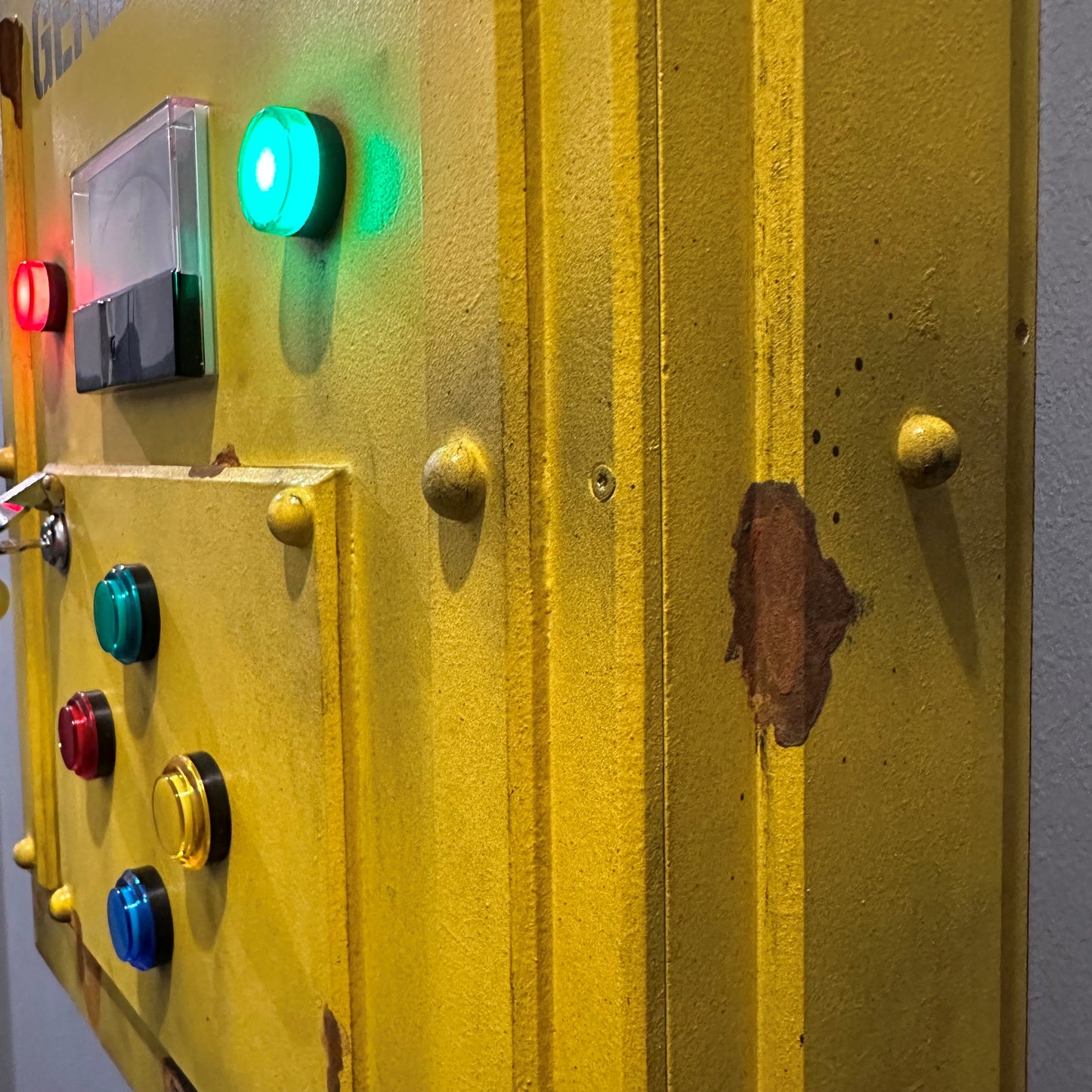 Générateur d'escape games artisanal avec jeu interactif « Jacques a dit » | Boutons lumineux, effets sonores et design réaliste