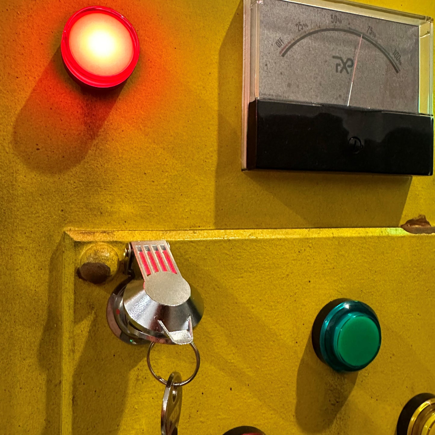 Générateur d'escape games artisanal avec jeu interactif « Jacques a dit » | Boutons lumineux, effets sonores et design réaliste